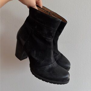 clarks mission manor 2 3/4" heel black boots
size - 7.5 womens true to size